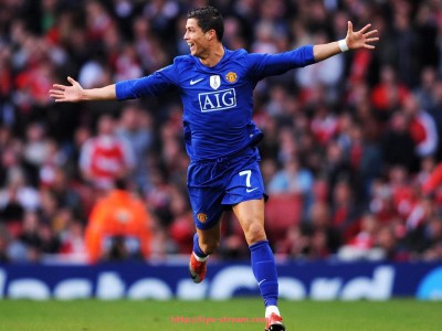 体育直播-曼联球员胸前红花臂章的象征意义解析